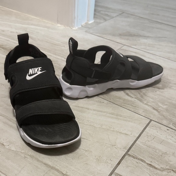 Nike Black and White Sandals - Picture 2 of 5